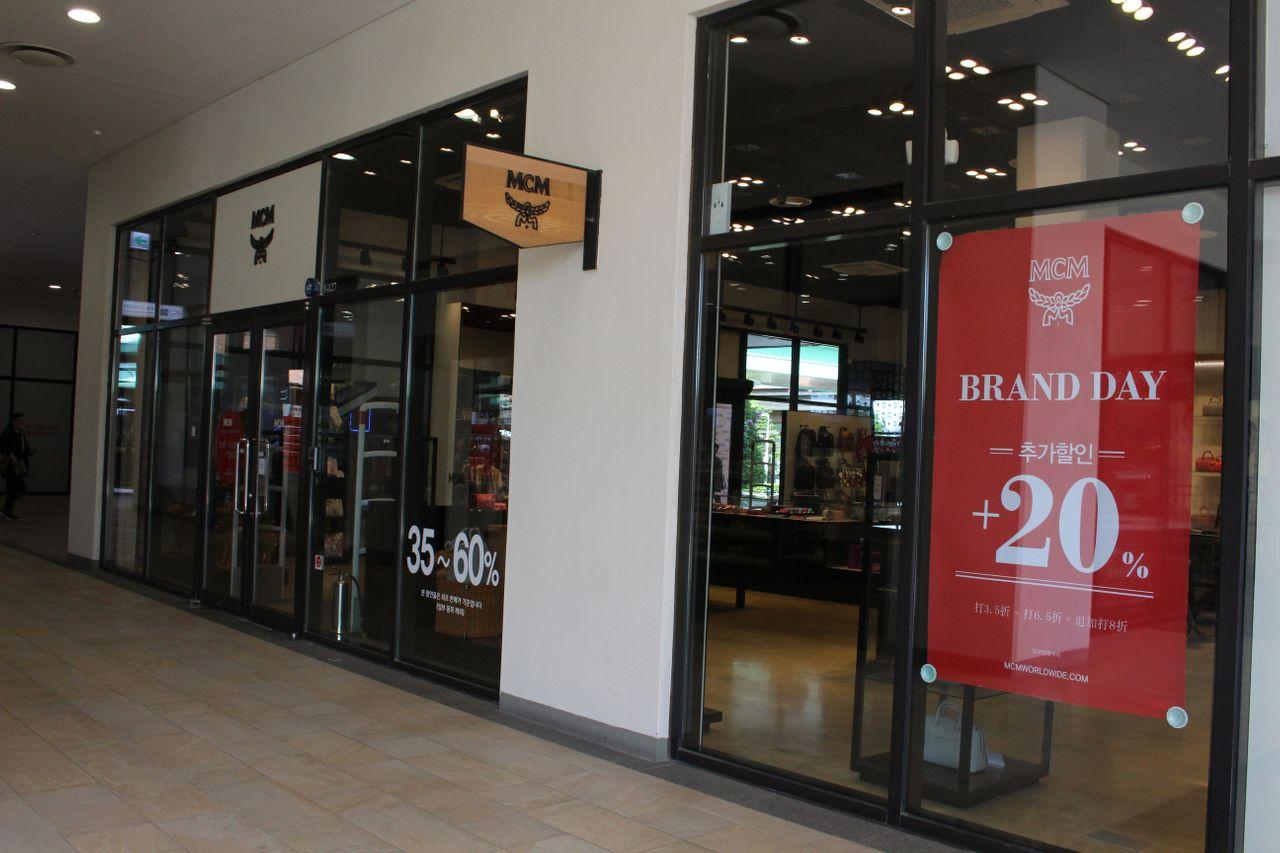 Paju outlet. shopping. premium outlet. seoul shopping. shopping in seoul. paju lotte premium outlet. hyundai department store. lotte department store.